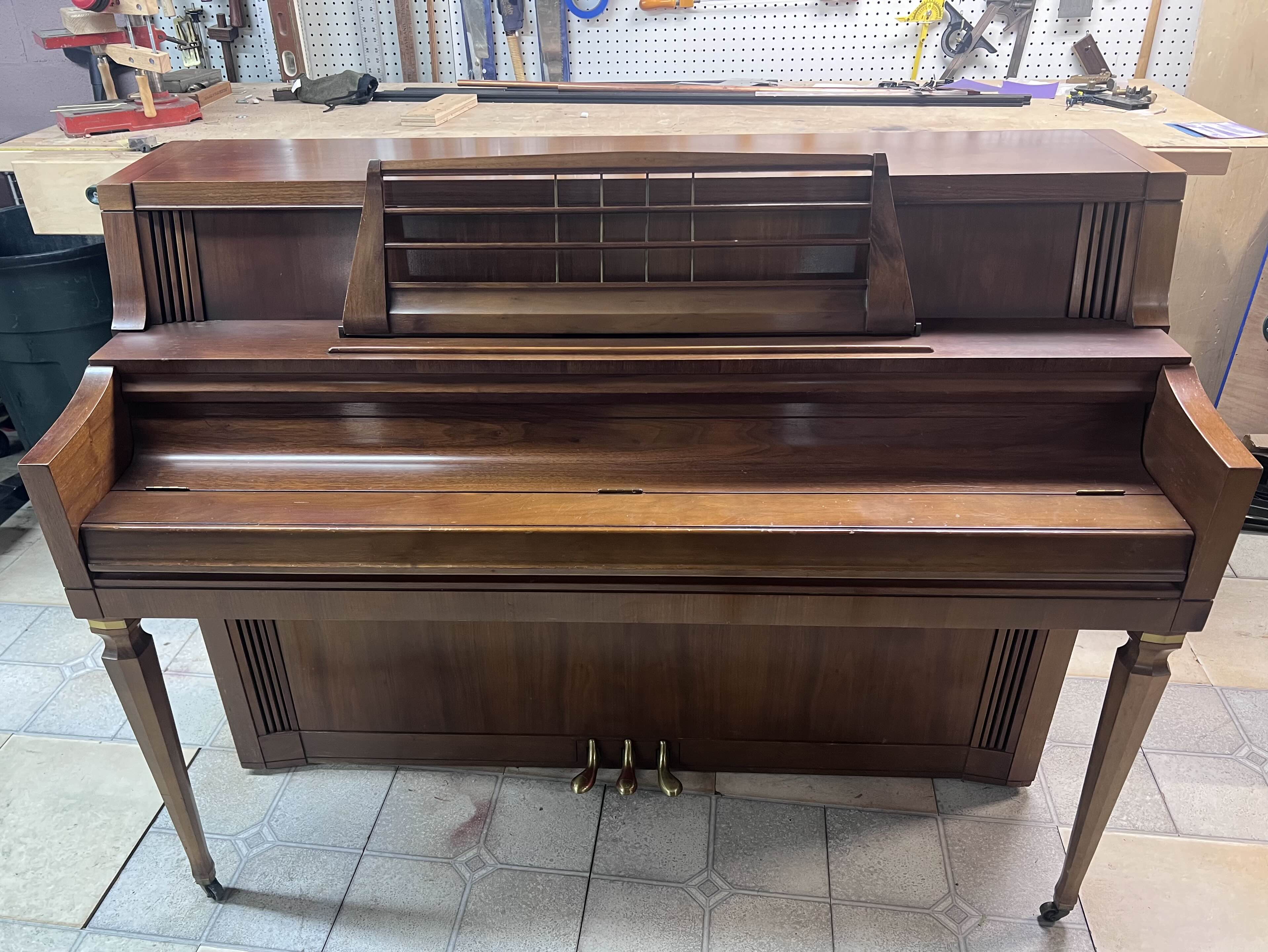 Wurlitzer Console Studio in walnut satin